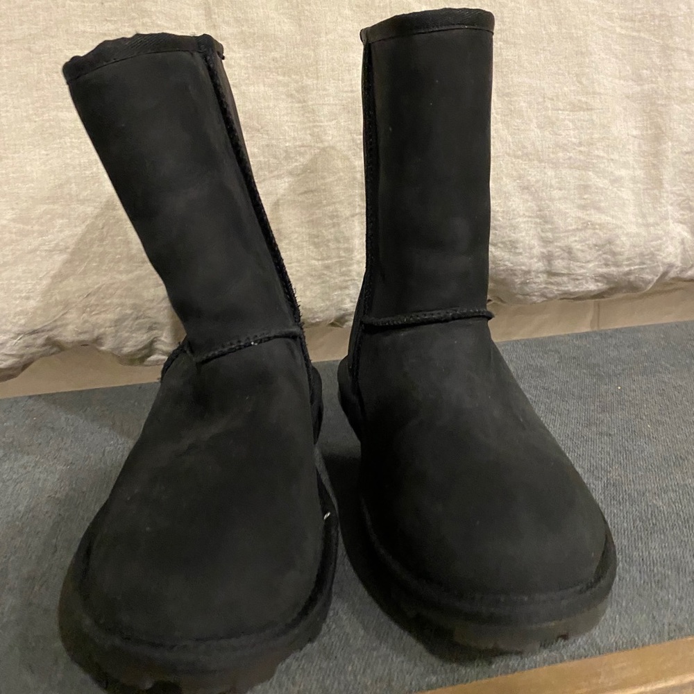 Never worn size 8 black Uggs traction bottom.
